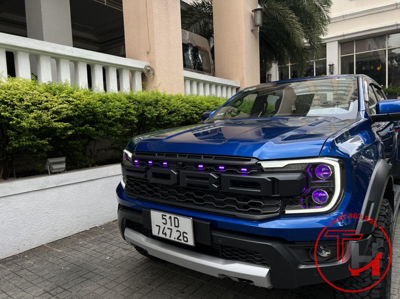 Mặt lens xanh tím giúp tăng độ sắc nét và tính thẩm mỹ