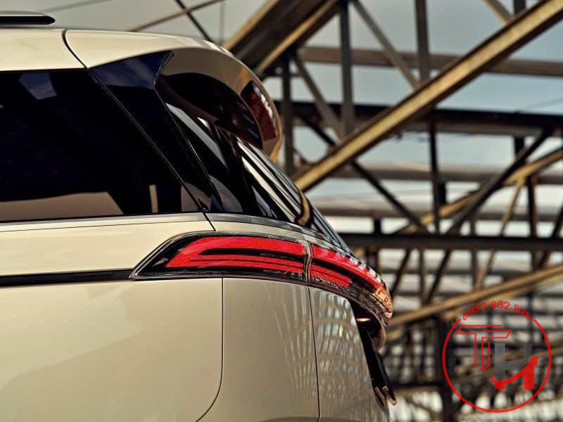 TH độ đèn LED cốp kiểu Porsche độc đáo cho Kia Carnival